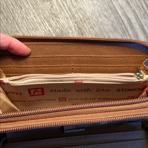 Stone Mountain Pebbled Leather Wallet - Picture 8 of 9